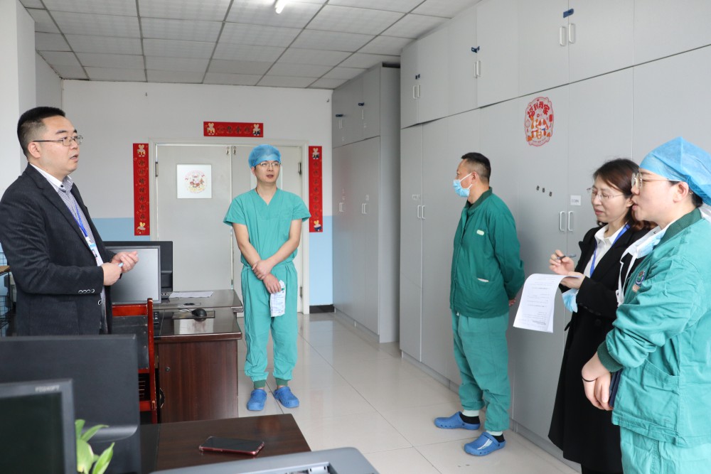 4月4日晨，院長趙長明到手麻科參加了晨交班暨行政查房，醫(yī)務辦主任劉玲玉陪同。.jpg