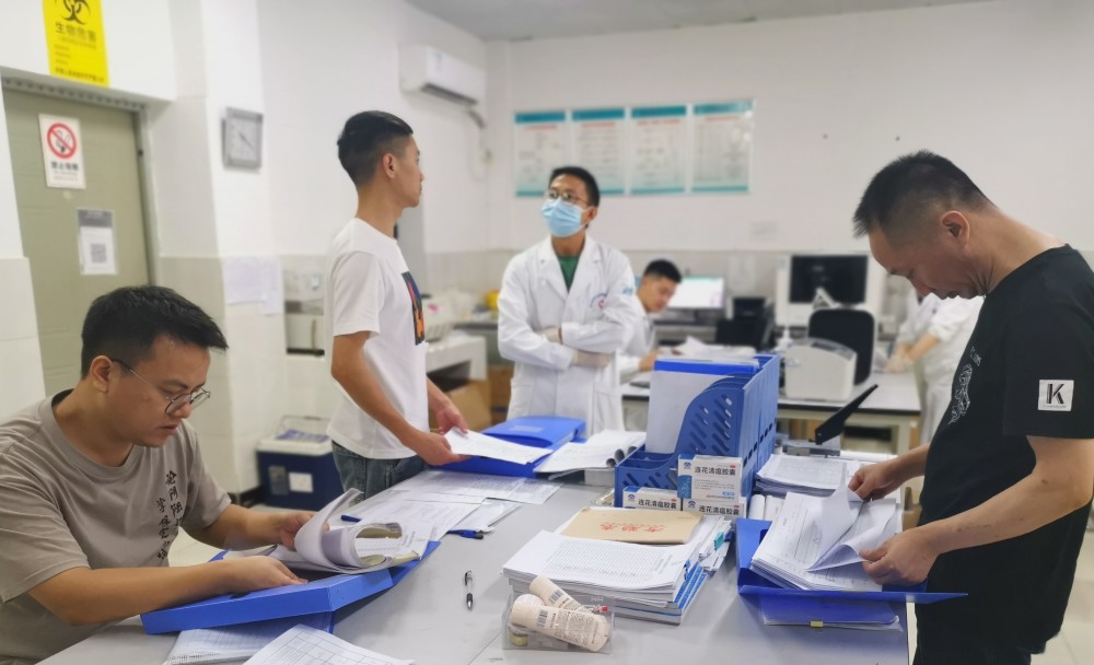 7月13日和17日，羅江區(qū)檢驗、輸血質(zhì)控分中心開展了為期兩天的對轄區(qū)醫(yī)療機(jī)構(gòu)的醫(yī)療質(zhì)量督導(dǎo)。.jpg
